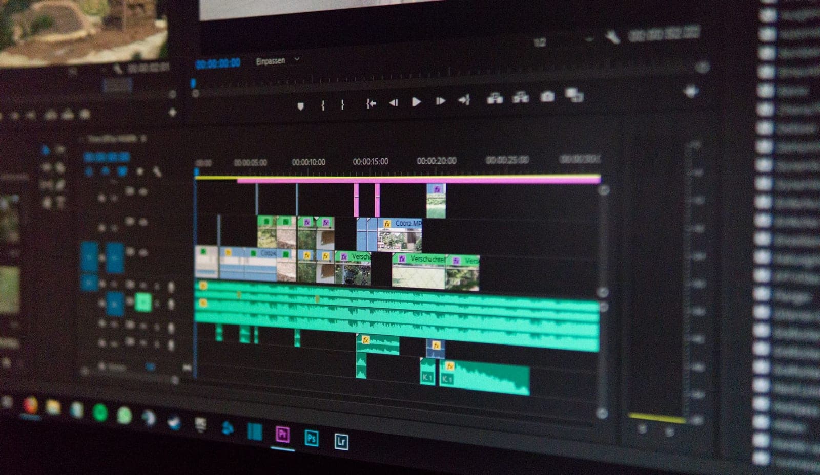 Kurgu programında görüntü ve ses katmanlarının dizildiği zaman çizelgesi