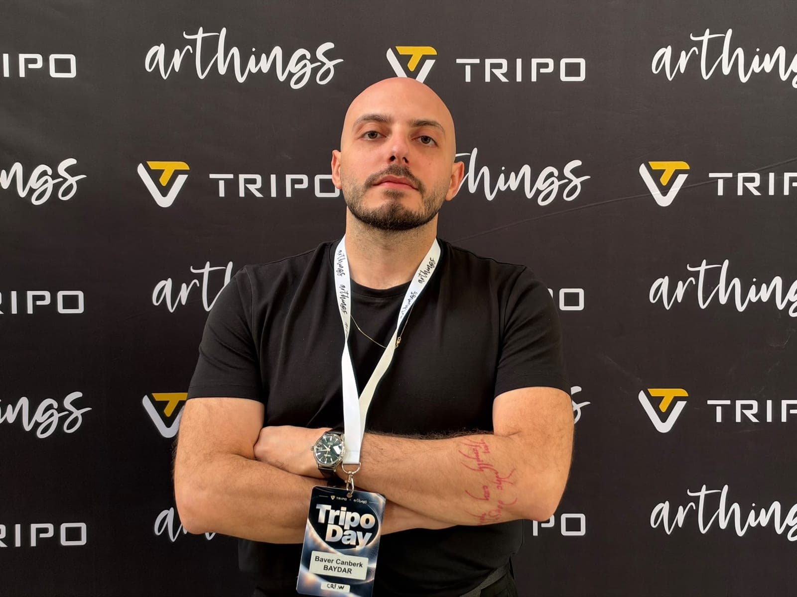 Baver Canberk Baydar, Tripo Day'de Tripo ve Arthings logolu panonun önünde