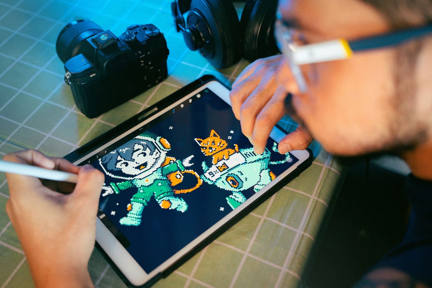 Tablette kalemle 2D karakter çizen bir illüstratör